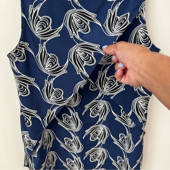 Derek Lam 10 Crosby 100% Silk Blue Floral V-Neck Sleeveless Blouse Side Slit 2 - Picture 4 of 8